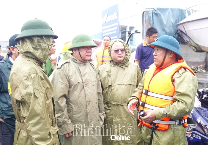 Chủ tịch UBND tỉnh Trần Phong chỉ đạo huy động tổng lực ứng cứu người dân