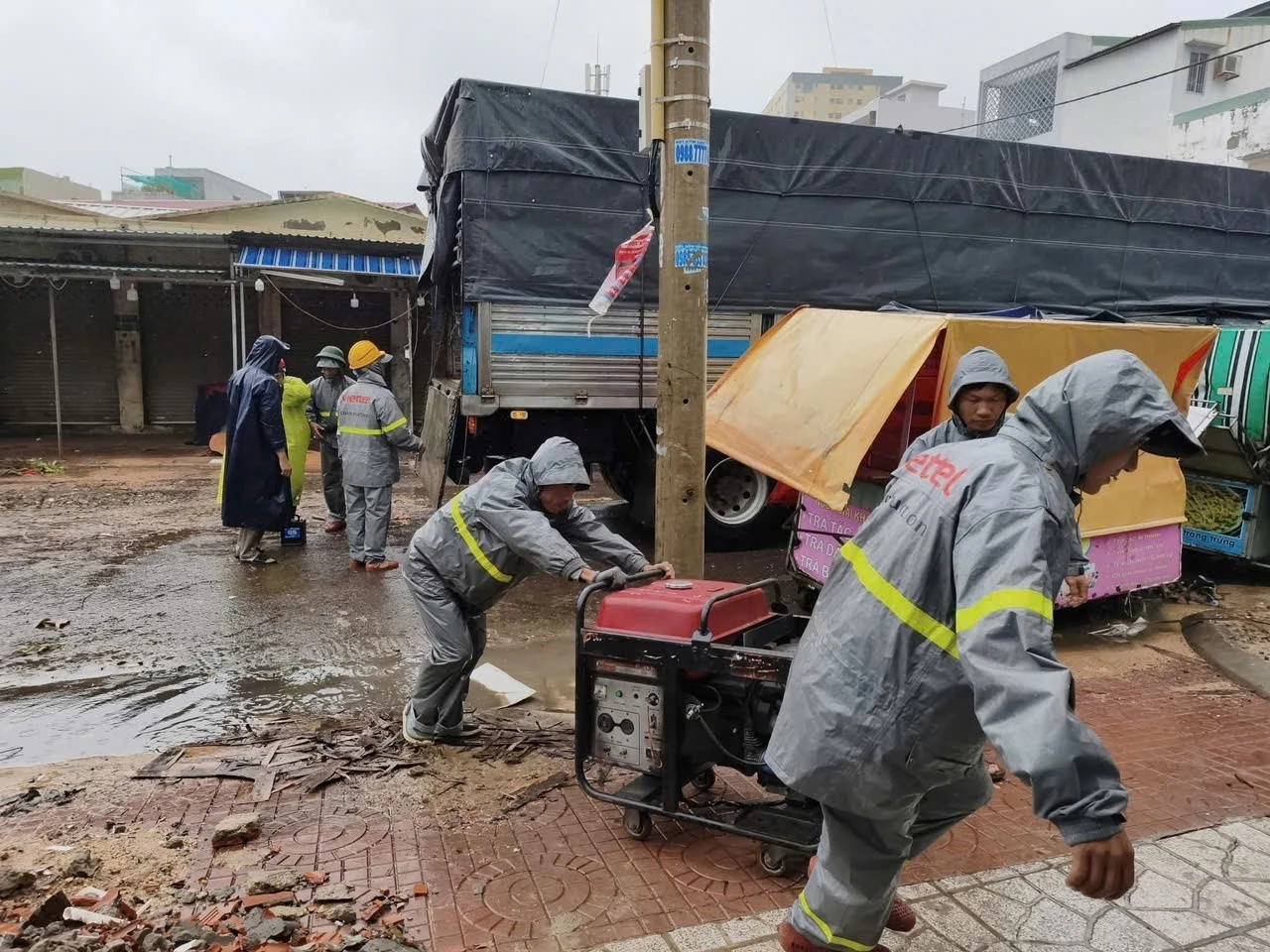 Nhân viên Viettel Gia Lai chuyển thiết bị đi cứu sóng.