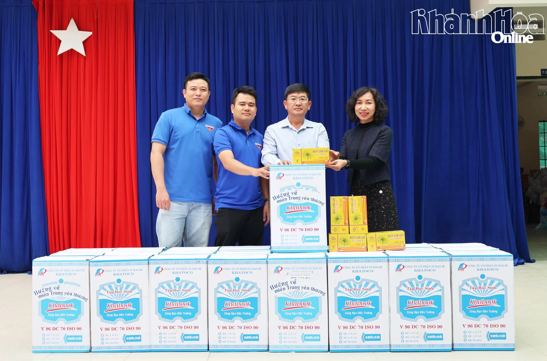 Lãnh đạo Báo và Phát thanh, Truyền hình Khánh Hòa cùng đại diện Khatoco tặng quà tại Trường Tiểu học Vĩnh Hiệp.
