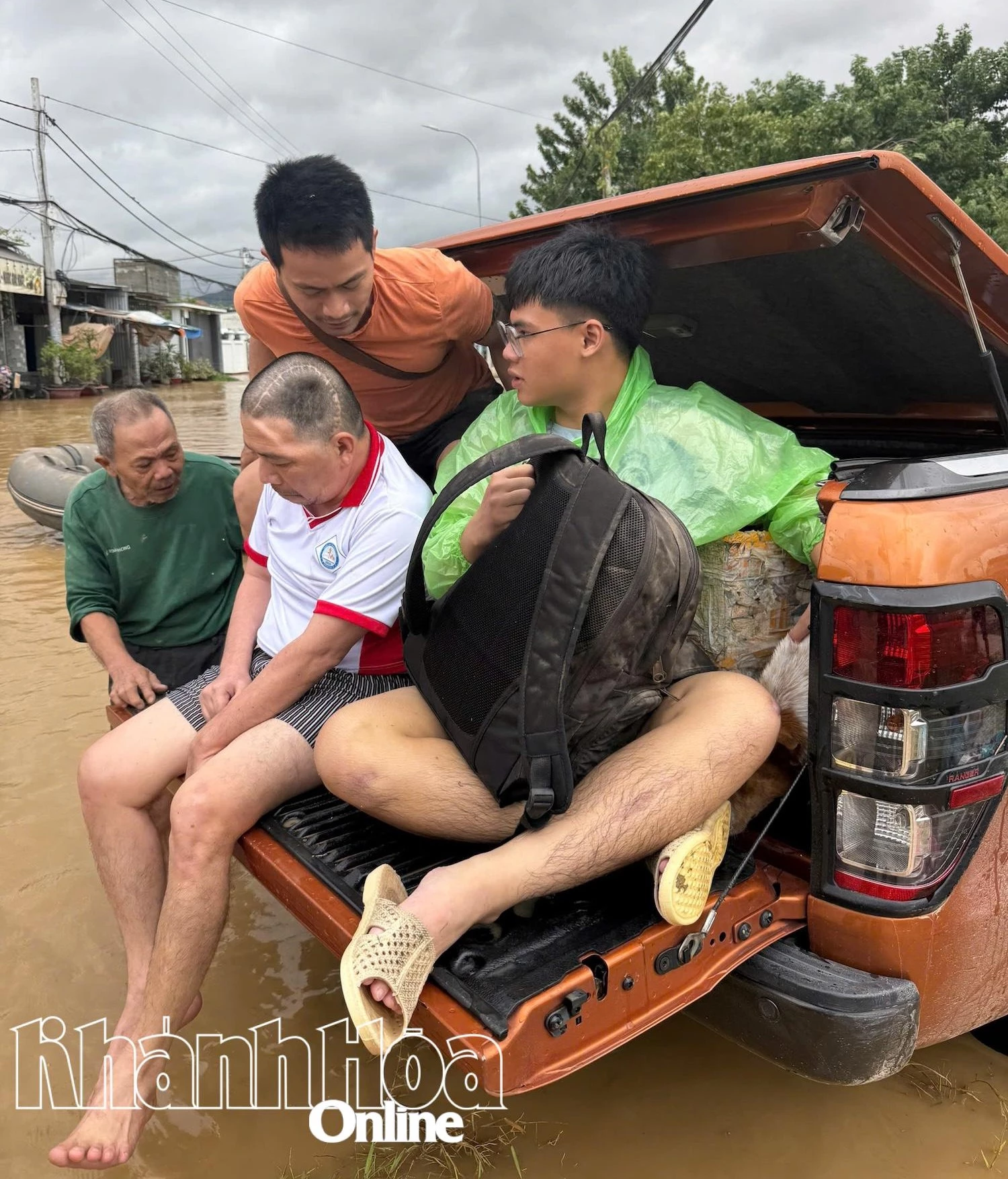 Trong đợt lũ vừa qua, Câu lạc bộ PNF đã cứu hộ được rất nhiều người bị mắt kẹt trong vùng lũ ra bên ngoài an toàn.