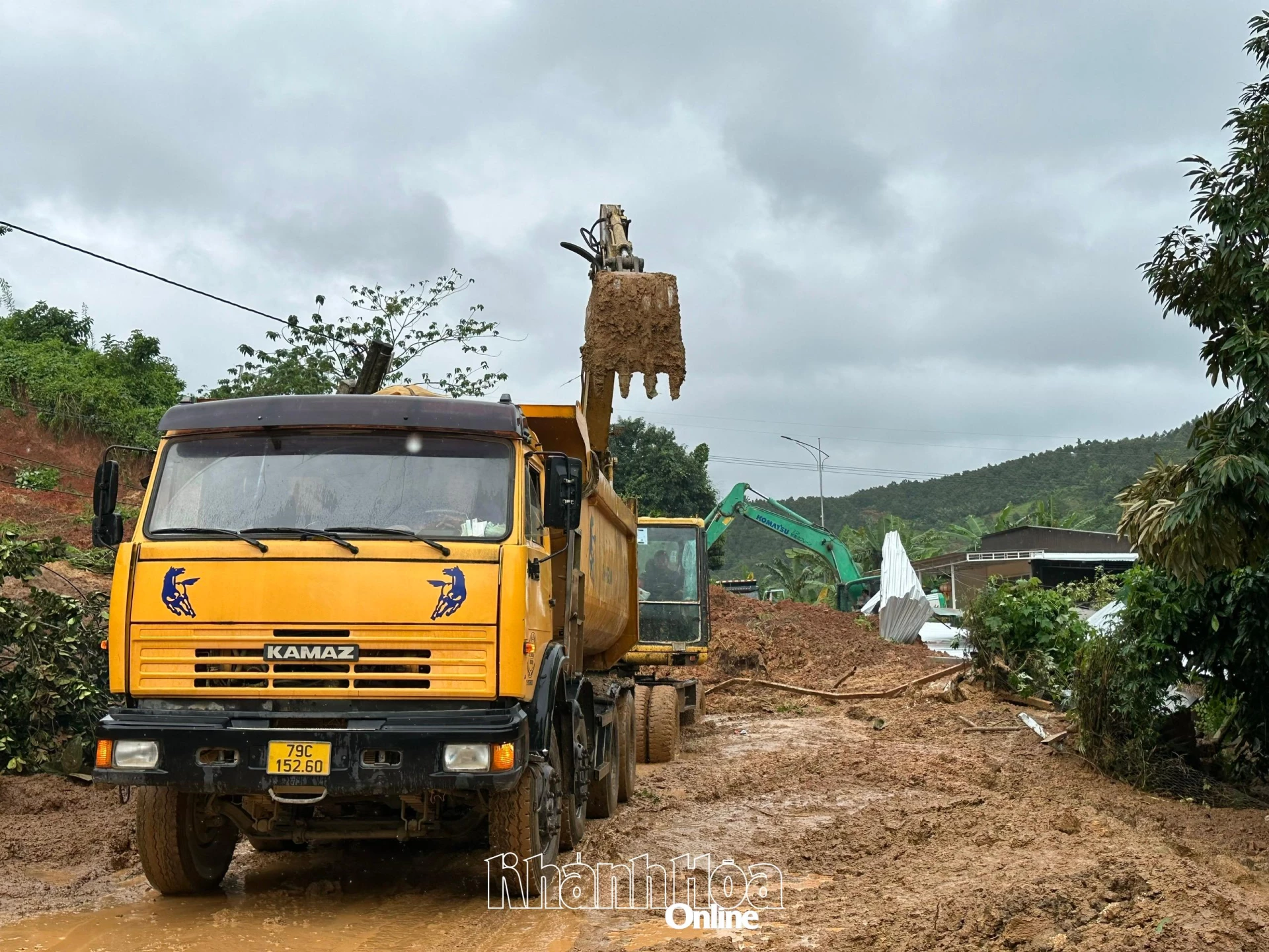 Khắc phục điểm sạt lở trên tuyến Tỉnh lộ 9.