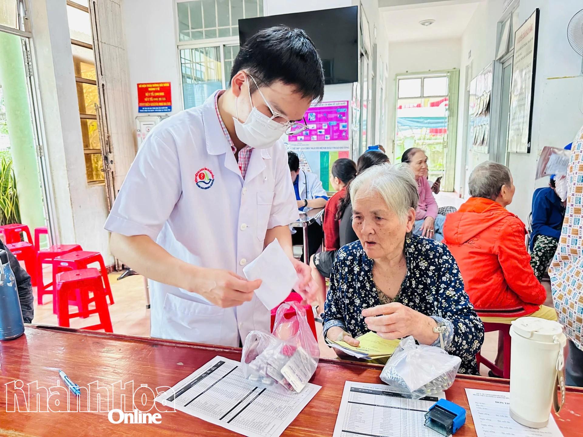 Đội ngũ y, bác sĩ trẻ Bệnh viện Đa khoa Khánh Hòa cấp phát thuốc miễn phí cho người dân xã Diên Khánh.