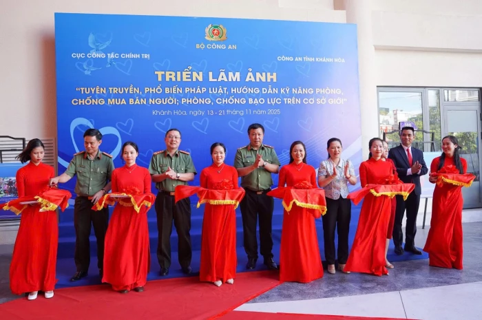 Triển lãm ảnh phòng, chống mua bán người và bạo lực trên cơ sở giới