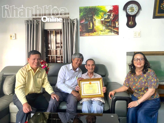 Trao bằng vinh danh của Bộ trưởng Bộ Giáo dục và Đào tạo cho nhà giáo Huỳnh Quang Vận