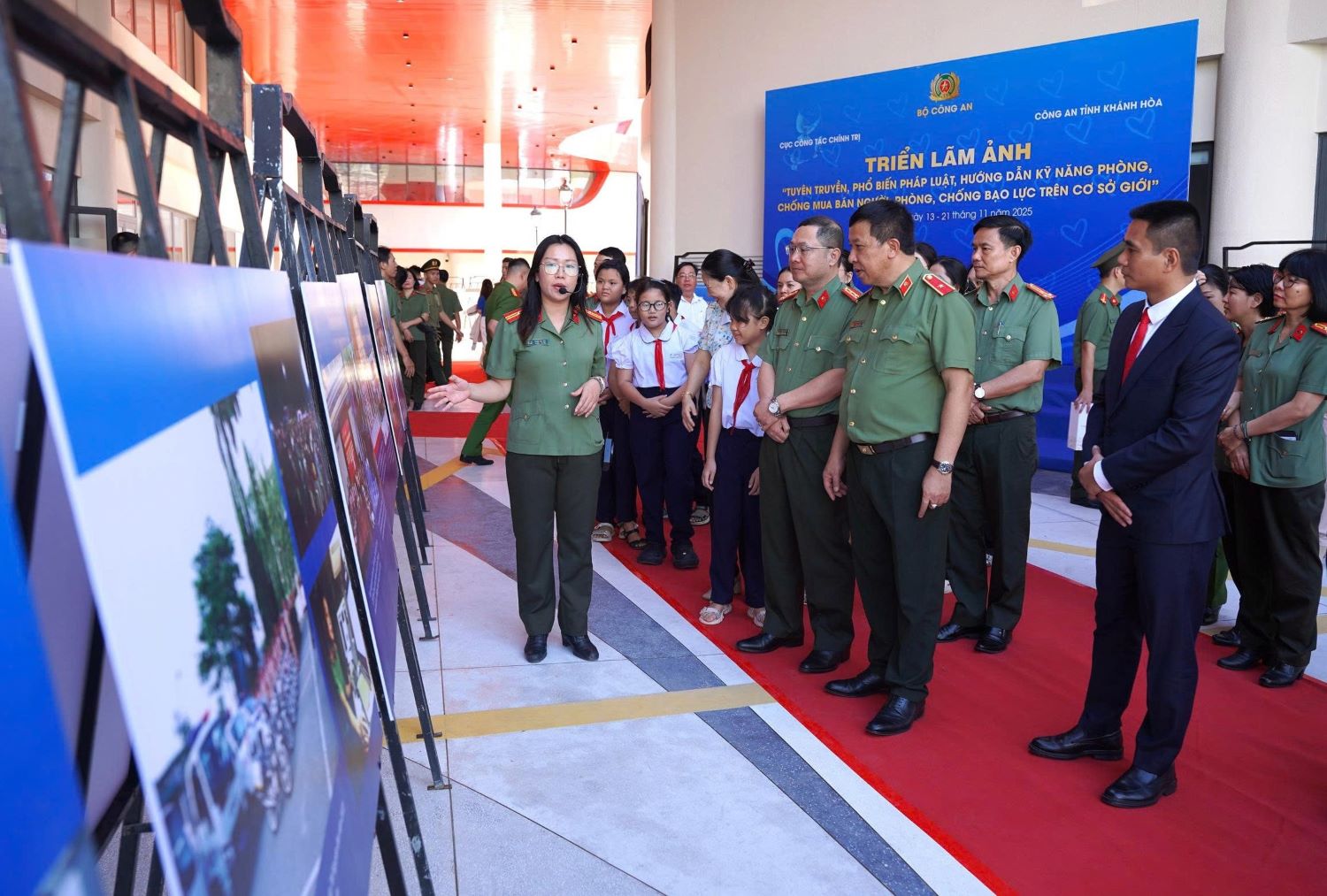 Các đại biểu tham quan tại triển lãm.