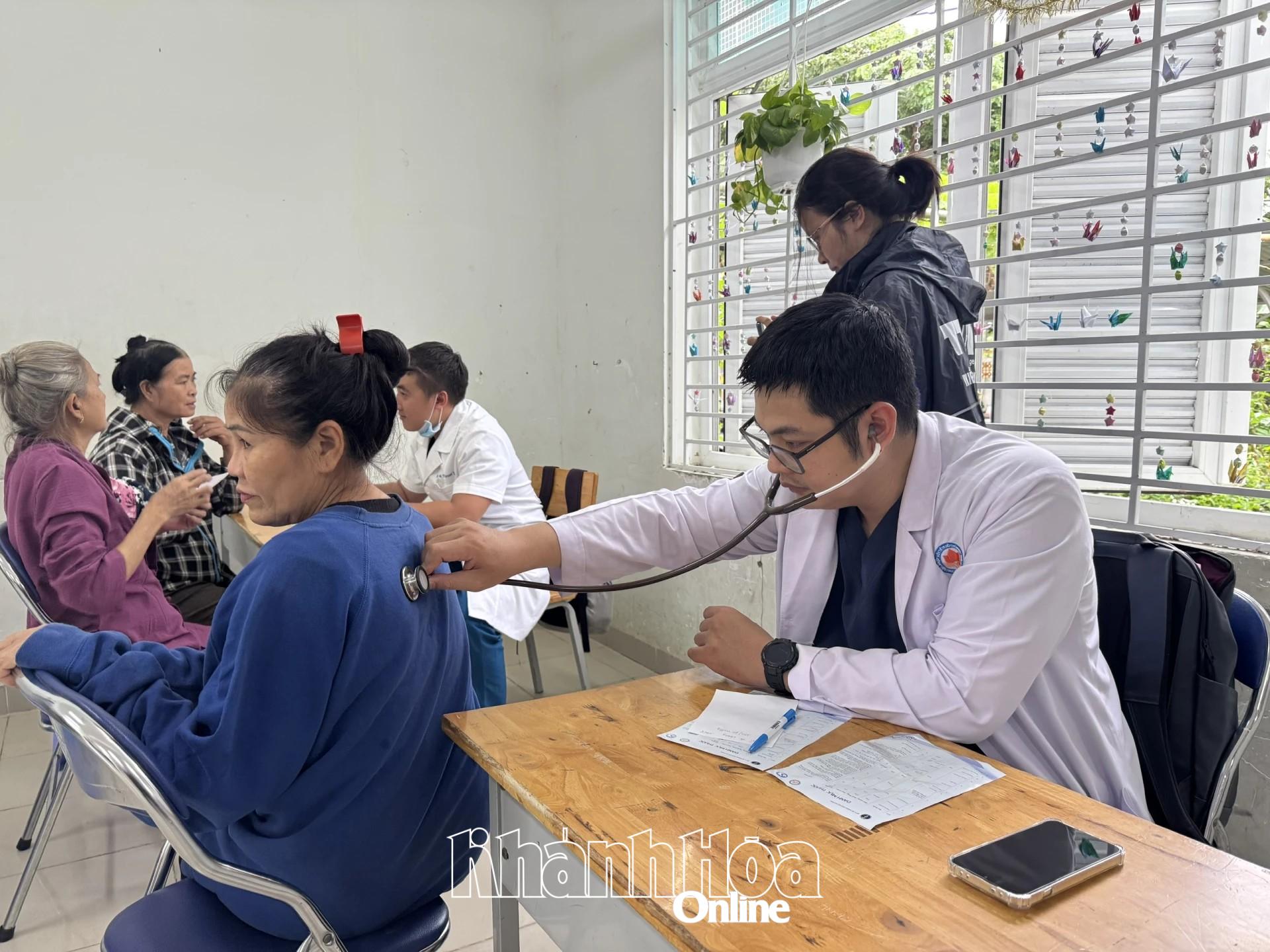 Bác sĩ Hội Thầy thuốc trẻ TP. Hồ Chí Minh khám bệnh cho người dân phường Nam Nha Trang tại điểm khám Trường THCS Cao Bá Quát.