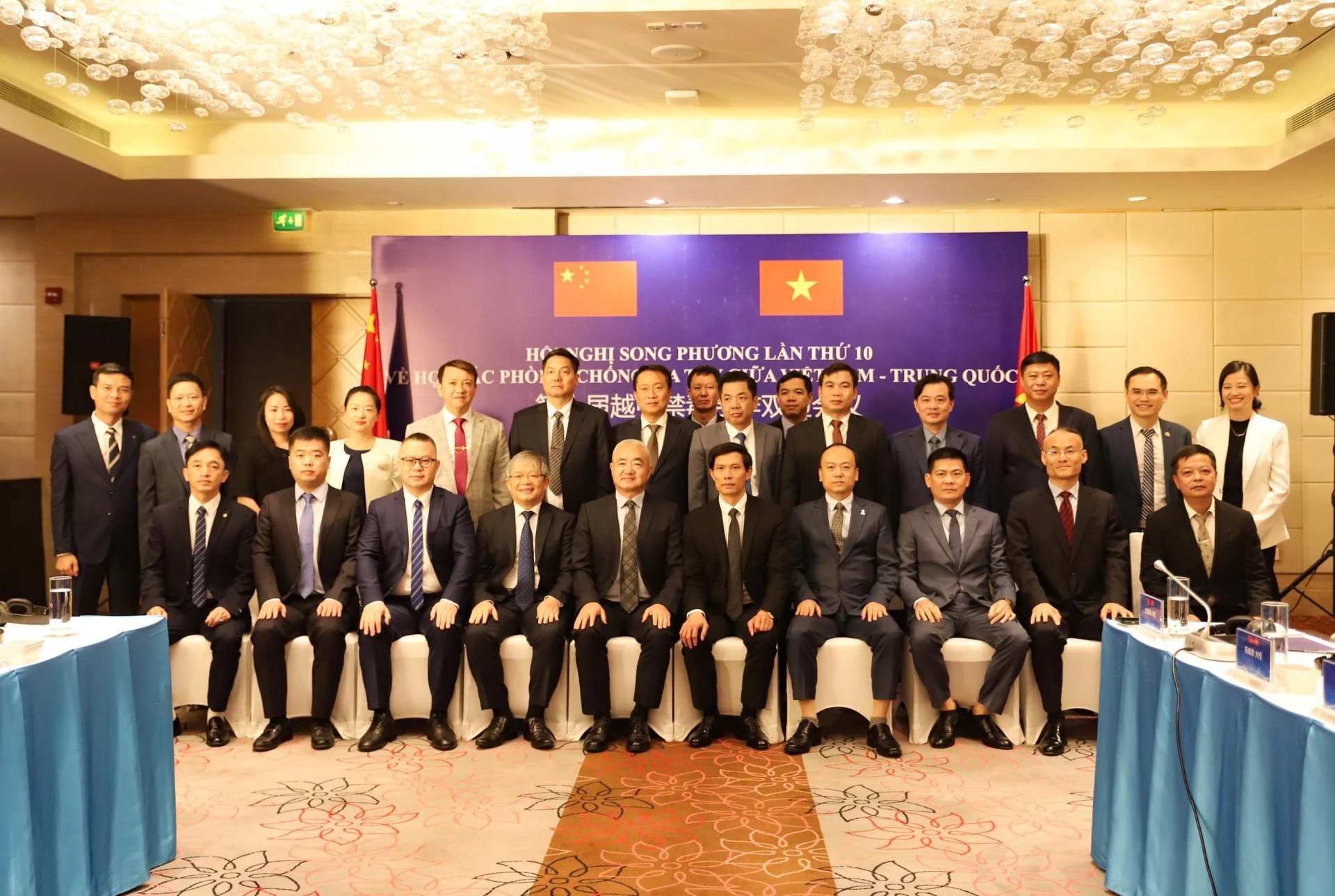 Các đại biểu tham dự hội nghị chụp hình lưu niệm.