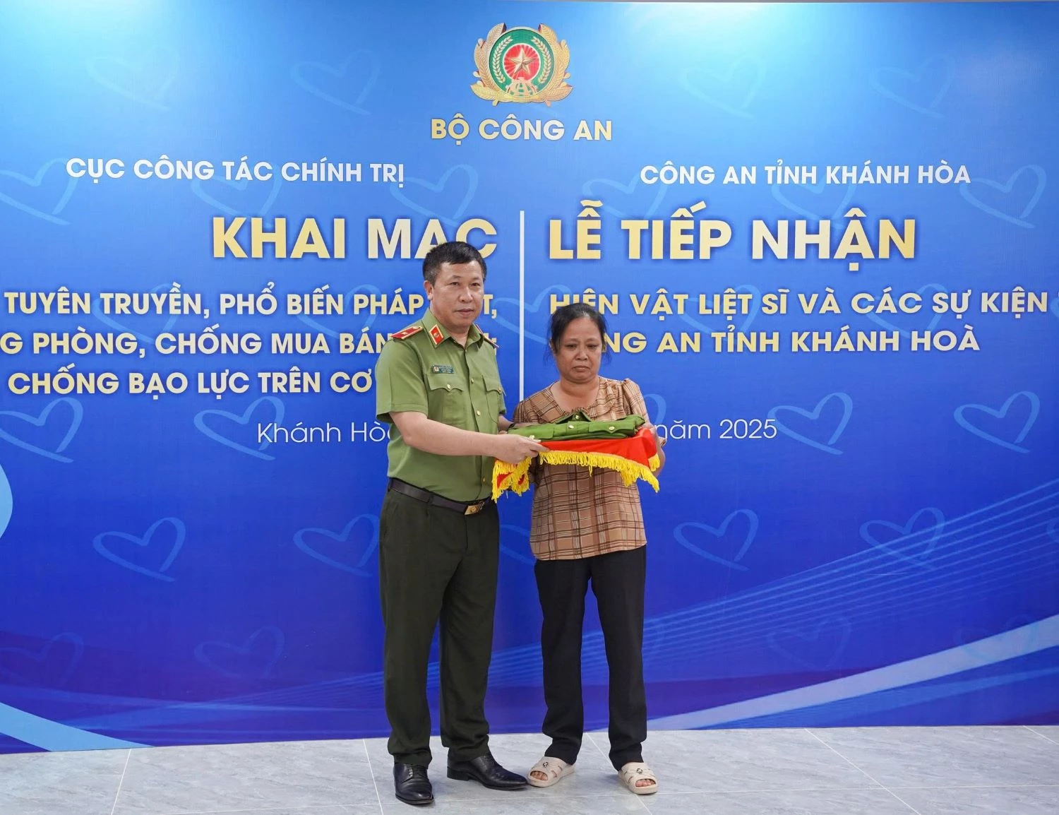 Thân nhân Liệt sĩ Hoàng Văn Yên trao tặng hiện vật cho Cục Công tác chính trị - Bộ Công an.