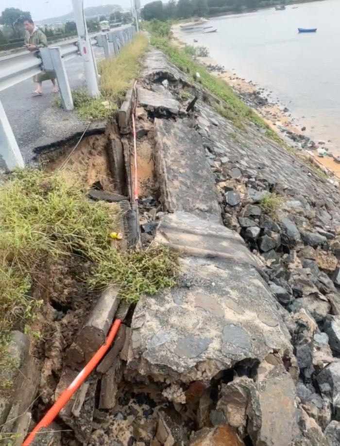 Xuất hiện trượt mái taluy đoạn gần cầu Long Hồ