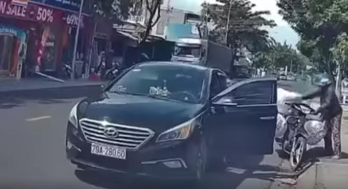 Lập biên bản xử lý người điều khiển xe ô tô đỗ xe ngược chiều