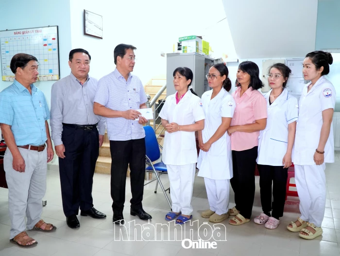 Phó Chủ tịch Thường trực UBND tỉnh Nguyễn Long Biên thăm và kiểm tra các cơ sở y tế bị hư hại do mưa lũ