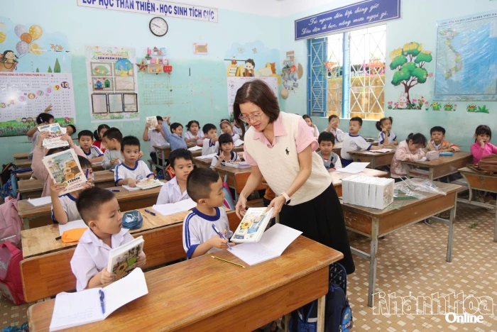 Học sinh vùng lũ trở lại trường