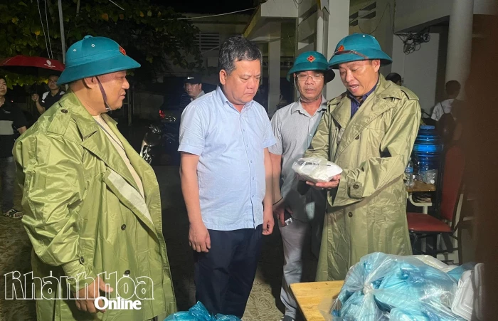 Chủ tịch UBND tỉnh kiểm tra, thăm hỏi các lực lượng ứng trực và người dân vùng ngập lụt