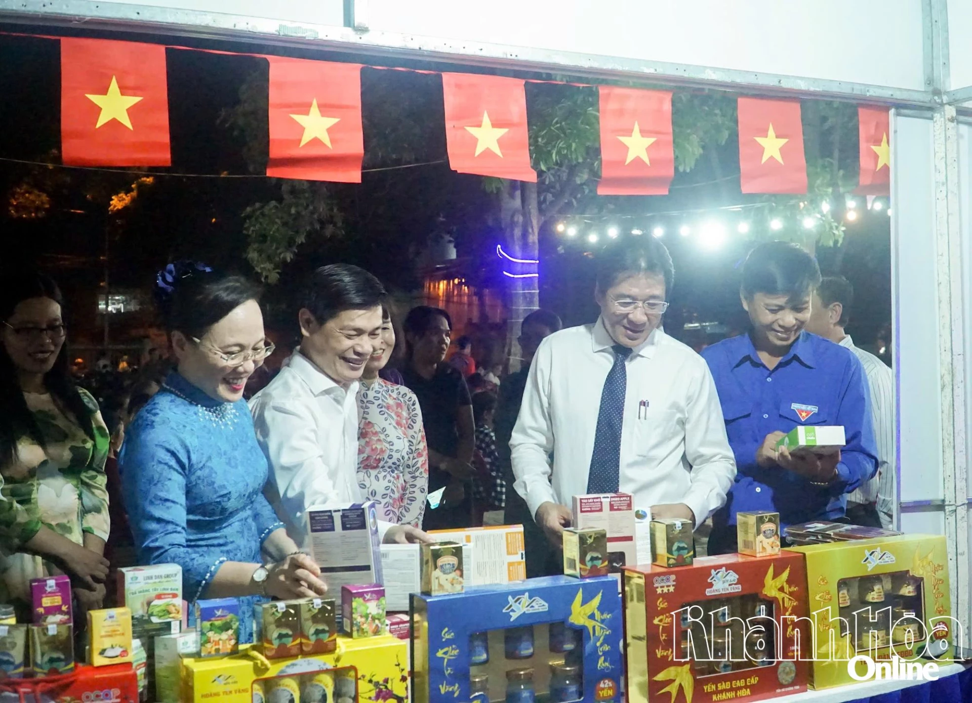 Phó Chủ tịch UBND tỉnh - Nguyễn Long Biên tham quan gian hàng OCOP tại Ngày hội.
