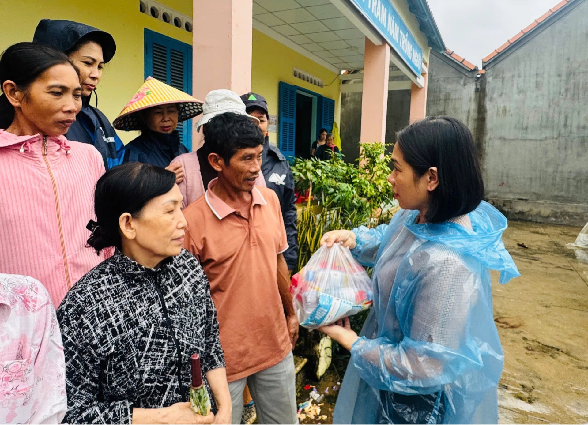 Đồng chí Trần Thu Mai - Ủy viên Ban Thường vụ Tỉnh ủy, Phó Chủ tịch Thường trực Ủy ban MTTQ Việt Nam tỉnh trao 