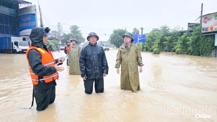 Chung sức, đồng lòng vượt qua mưa lũ