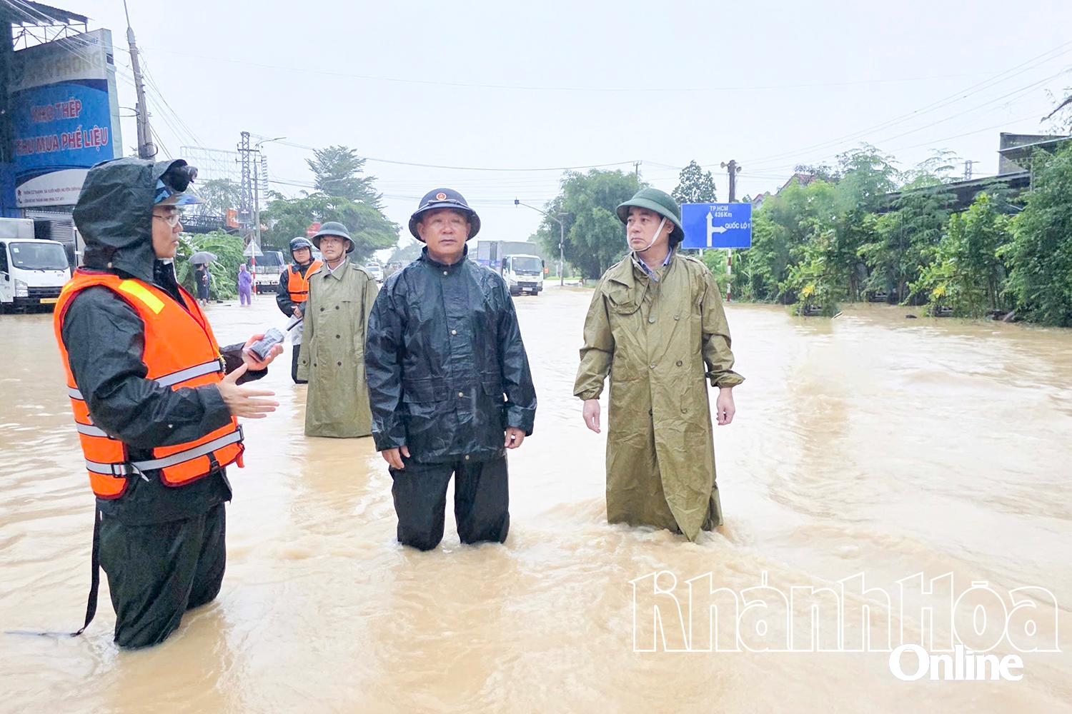 Bí thư Tỉnh ủy Nghiêm Xuân Thành kiểm tra tình hình lũ lụt ở xã Suối Hiệp.
