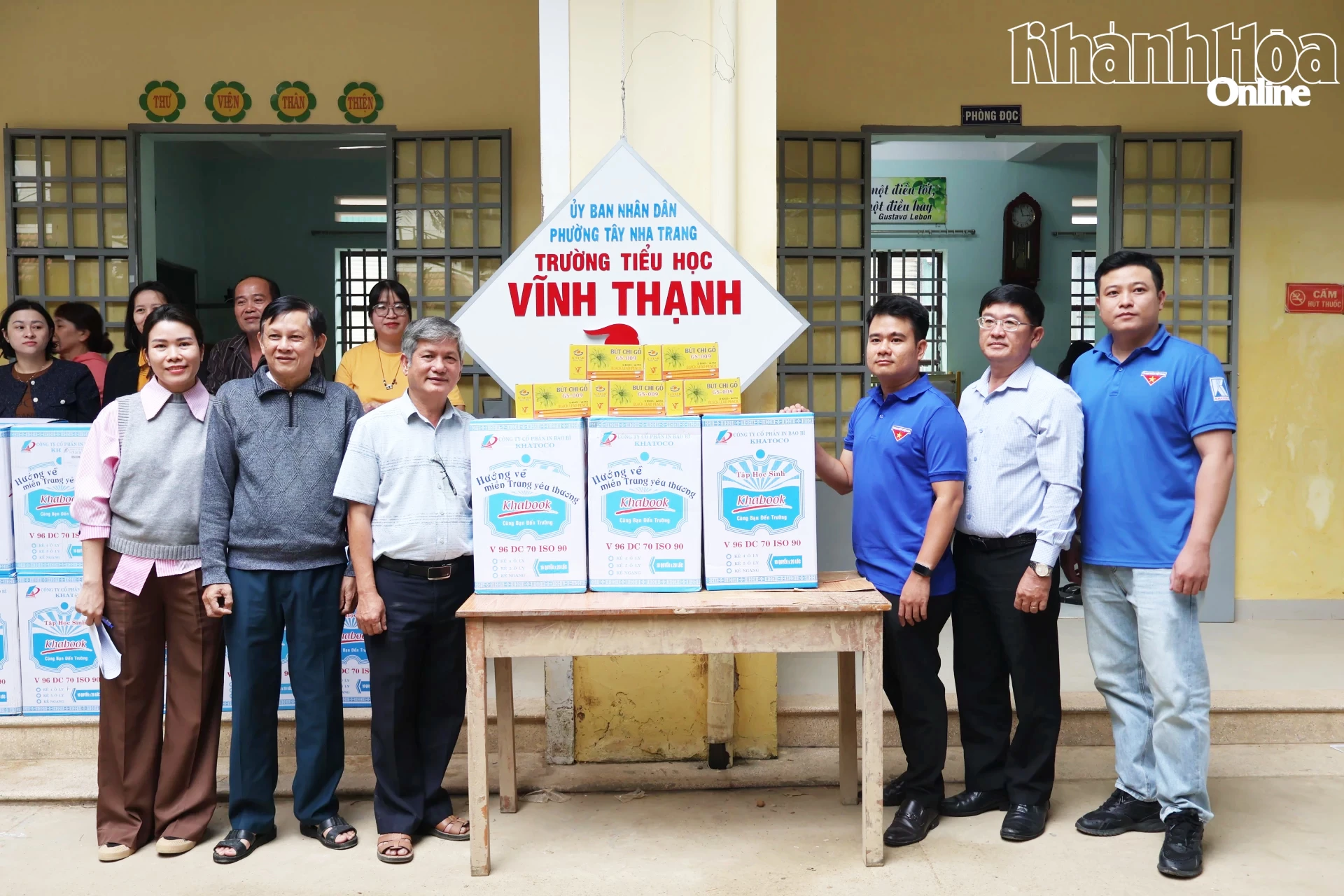Lãnh đạo Báo và Phát thanh, Truyền hình Khánh Hòa cùng đại diện Khatoco tặng quà tại Trường Tiểu học Vĩnh Thạnh.
