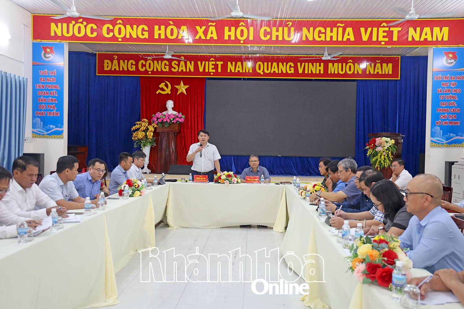 Quang cảnh buổi làm việc với 5 xã, phường tại phường Ba Ngòi. 