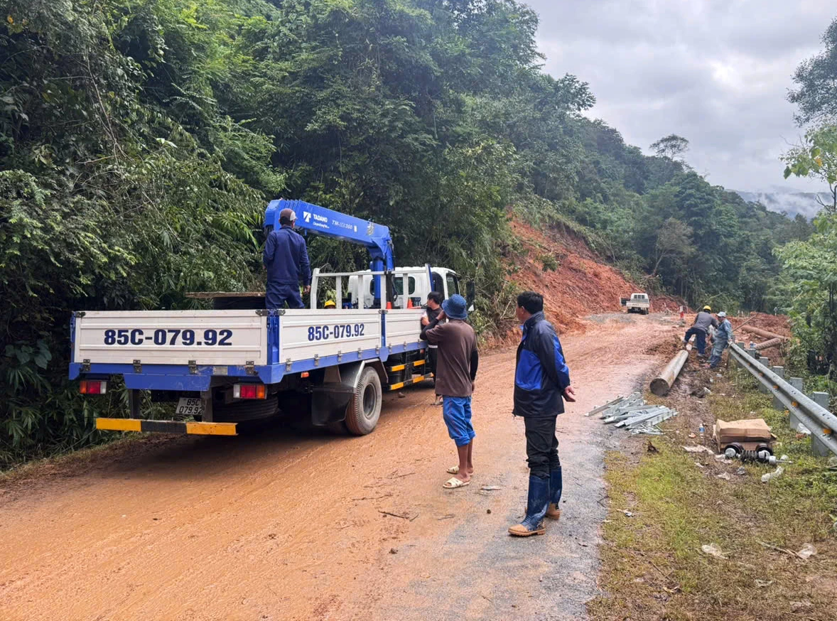 Các nhà mạng nỗ lực khôi phục hạ tầng viễn thông, sóng di động.