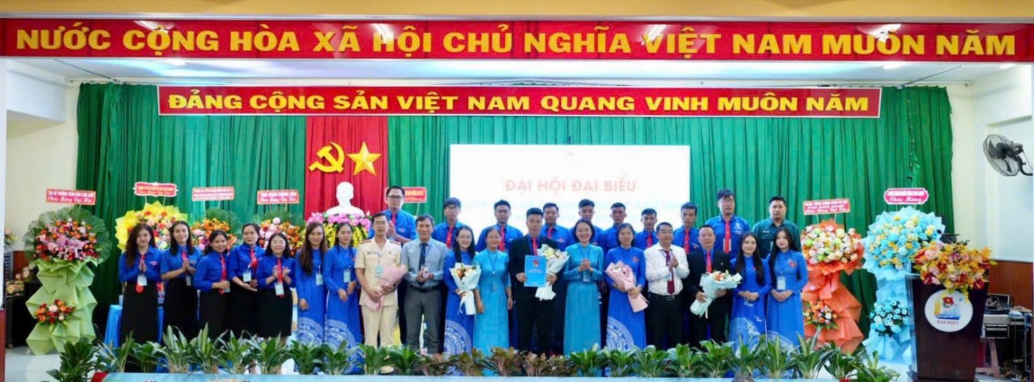 Ban Chấp hành Đoàn phường Cam Linh nhiệm kỳ 2025 - 2030 ra mắt đại hội.