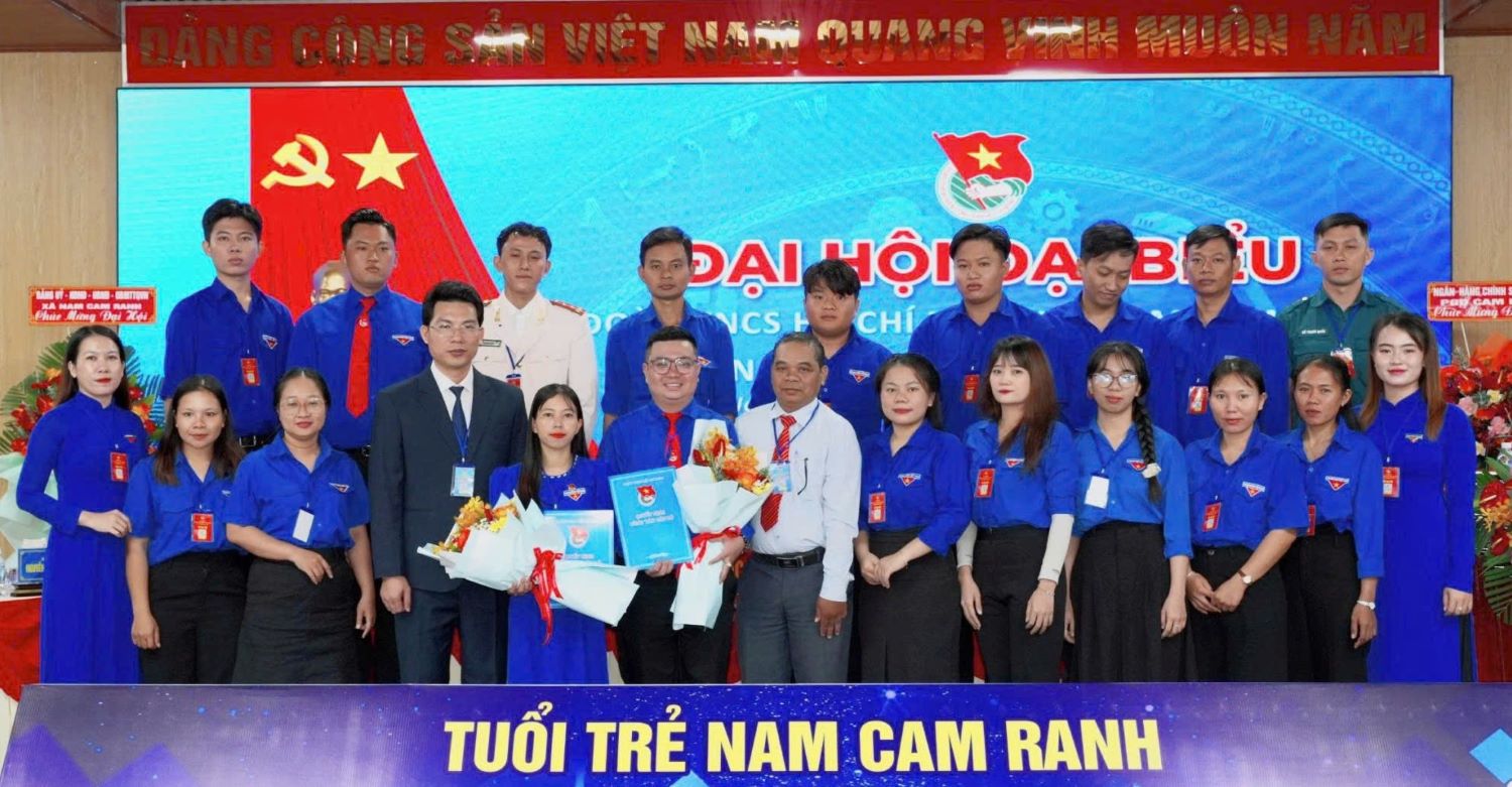 Ban Chấp hành Đoàn xã Nam Cam Ranh khóa I, nhiệm kỳ 2025 - 2030 ra mắt đại hội.