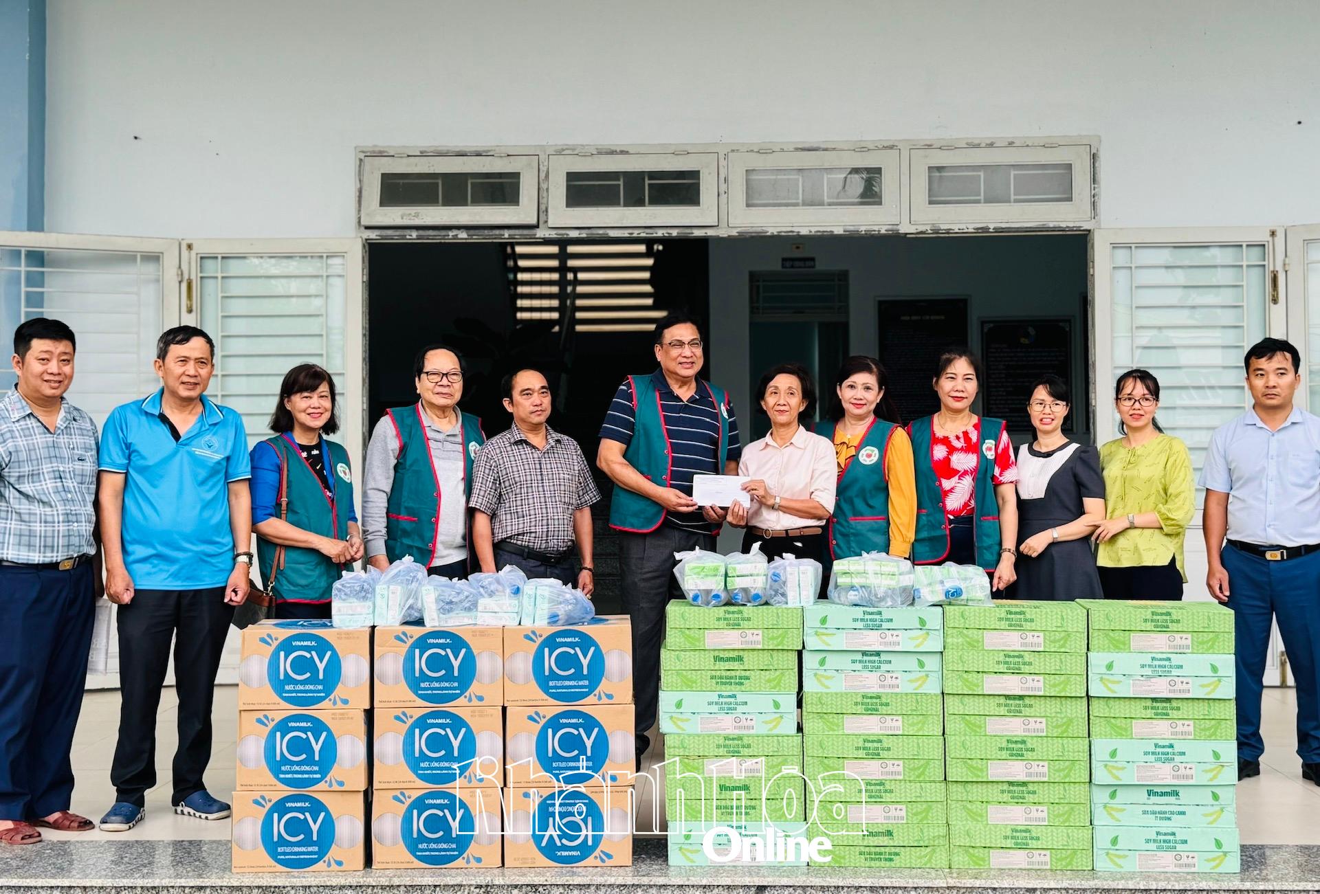 Đại diện lãnh đạo 2 đơn vị trao tặng quà cho Trung tâm Bảo trợ xã hội chăm sóc và phục hồi chức năng người tâm thần, người rối nhiễu tâm trí tỉnh.