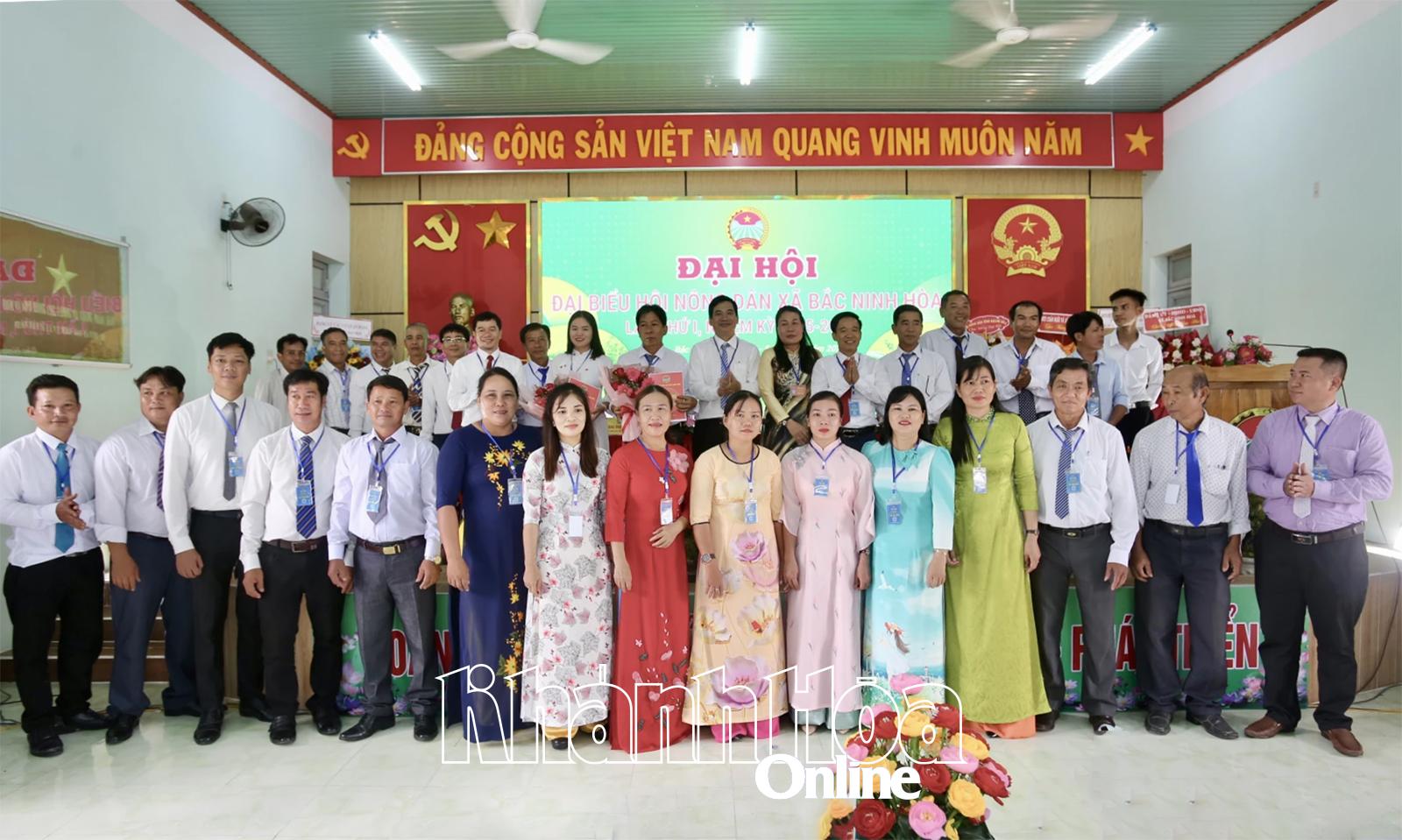 Ban Chấp hành Hội Nông dân xã Bắc Ninh Hòa ra mắt đại hội.