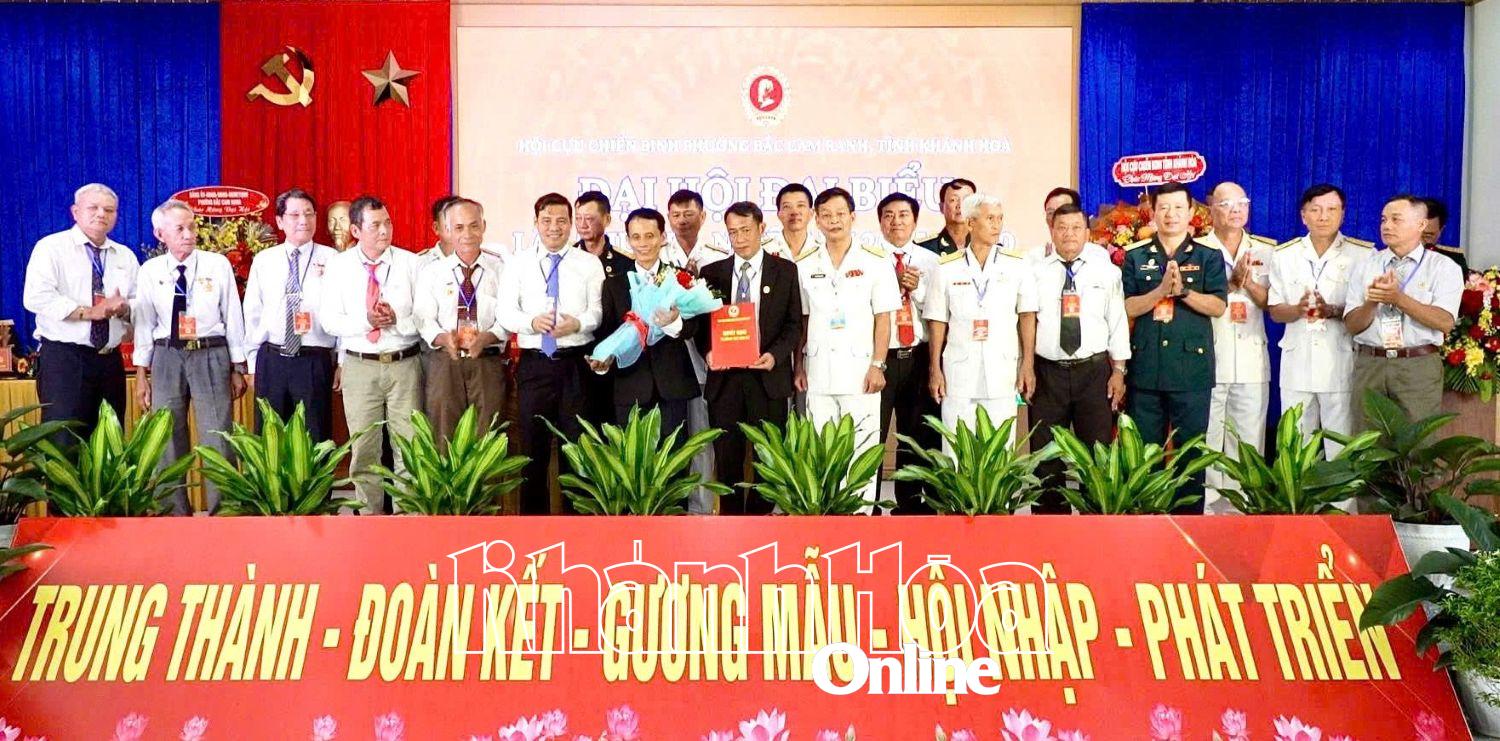 Ban Chấp hành Hội Cựu chiến binh phường Bắc Cam Ranh nhiệm kỳ 2025 - 2030 ra mắt đại hội.