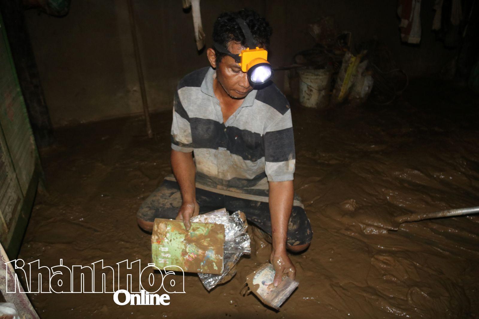 Sách vở của các em bị ngâm trong nước lũ xen lẫn bùn đất