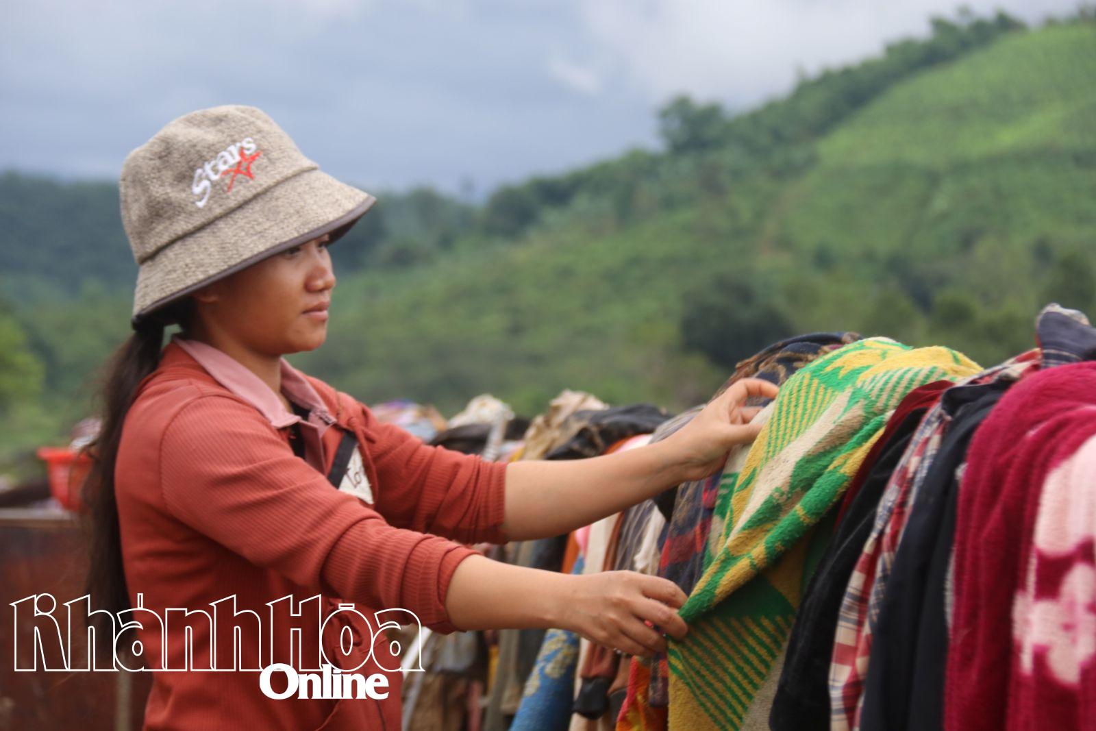 Một số vật dụng còn lại sau trận lũ được người dân trong thôn mang ra sông Cái giặt, phơi để tái sử dụng