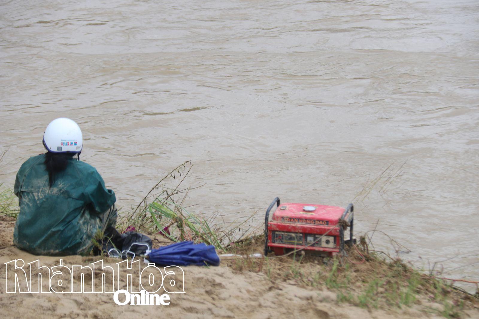 Người dân sử dụng động cơ diezen để máy nước từ sông Cái lên thôn, để rửa các vật dụng