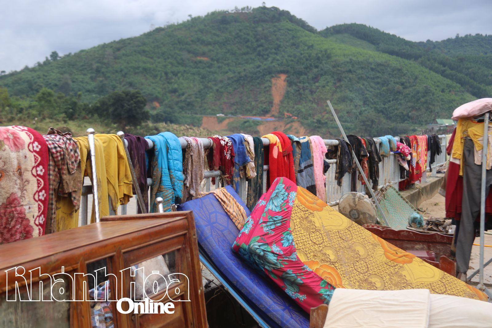 Thành bờ kè sông Cái được người dân sử dụng để phơi quần áo, chăn ấm sau trận lũ