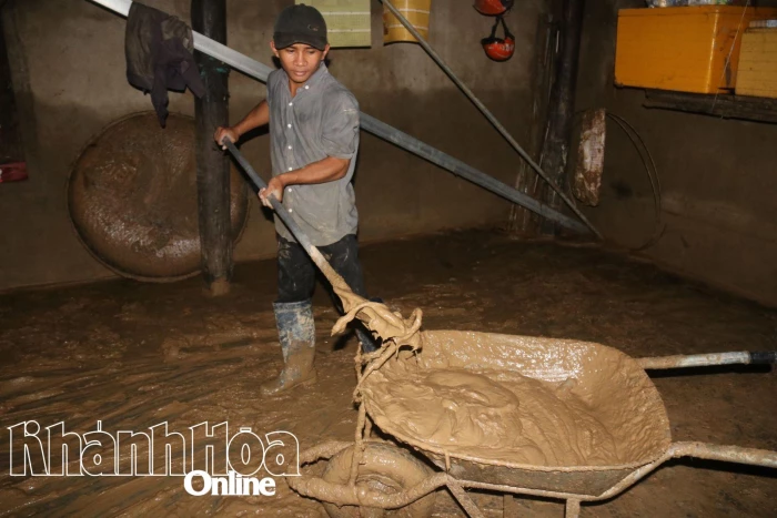 Người dân xã Nam Khánh Vĩnh nỗ lực khắc phục hậu quả sau mưa lũ