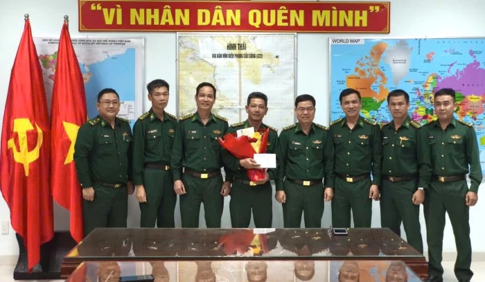 Bộ đội Biên phòng Khánh Hòa thăm, chúc mừng “Thầy giáo quân hàm xanh”