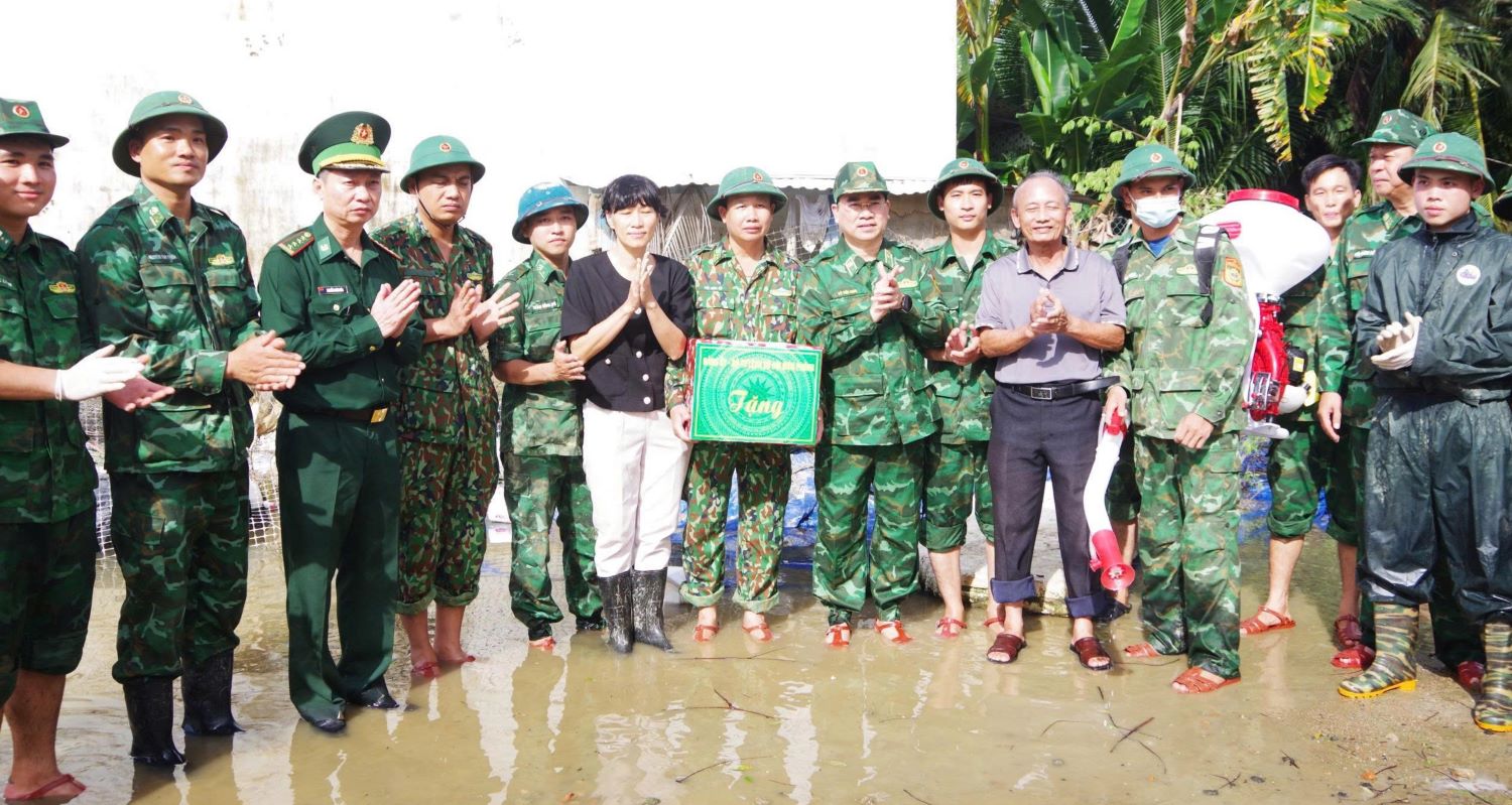 Thiếu tướng Võ Tiến Nghị trao quà động viên các tổ công tác đang trực tiếp giúp dân khắc phục sau mưa lũ.