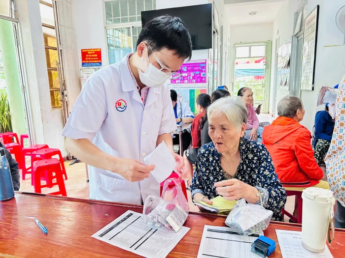 Chăm sóc sức khỏe cho người dân vùng lũ