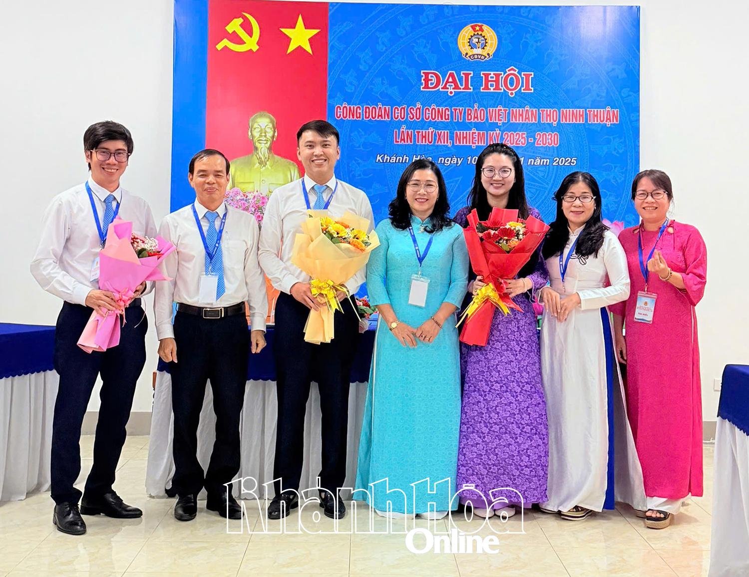 Lãnh đạo Công đoàn phường Đông Hải tặng hoa chúc mừng Ban Chấp hành Công đoàn cơ sở Công ty Bảo Việt Nhân thọ Ninh Thuận nhiệm kỳ 2025-2030.