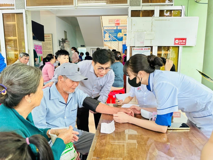 Bệnh viện Đa khoa Khánh Hòa khám bệnh, phát thuốc miễn phí cho người dân xã Diên Khánh và Diên Điền