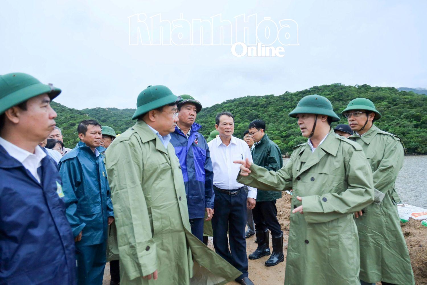 Bí thư Tỉnh ủy Nghiêm Xuân Thành cho ý kiến chỉ đạo việc khắc phục sự cố ở hồ Nước Ngọt.