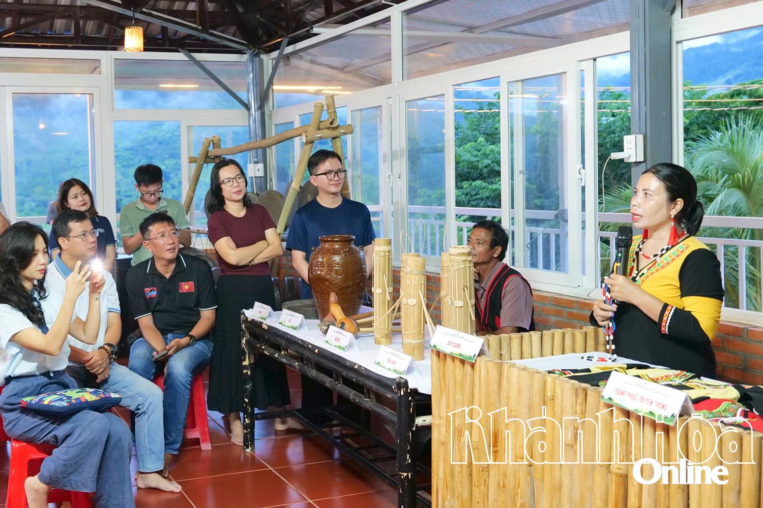 Tourists listen to stories about the origins, life, customs... of the Raglai people.