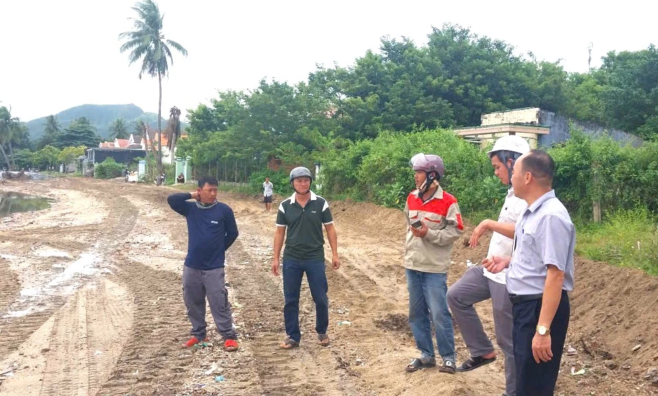 Lãnh đạo xã Vạn Hưng kiểm tra việc san lấp khu vực đất trống tại thôn Xuân Tự 1 để làm nơi kéo ghe, thuyền lên cao.