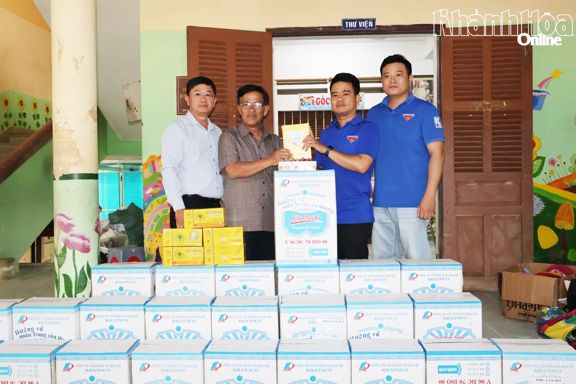 Lãnh đạo Báo và Phát thanh, Truyền hình Khánh Hòa cùng đại diện Khatoco tặng quà tại Trường Tiểu học Diên Điền.
