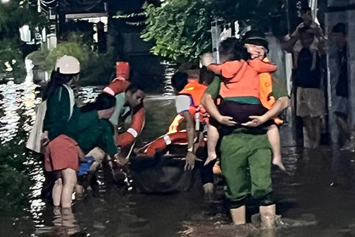 VIDEO: Sẵn sàng ứng phó với lũ, hỗ trợ Nhân dân di dời an toàn