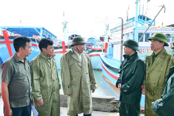 Phó Chủ tịch UBND tỉnh Trịnh Minh Hoàng kiểm tra công tác phòng, chống bão tại các cảng cá phía nam