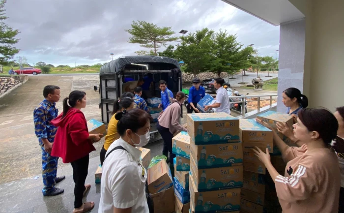 Vùng 4 Hải quân và cư dân Khu đô thị căn cứ quân sự Cam Ranh ủng hộ nhu yếu phẩm hỗ trợ các địa phương bị lũ lụt 