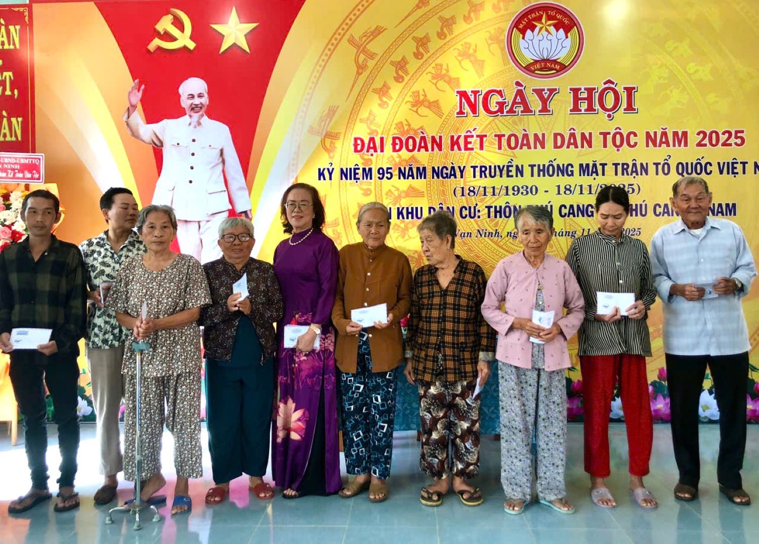 Đại diện mạnh thường quân tặng quà cho các hộ khó khăn.