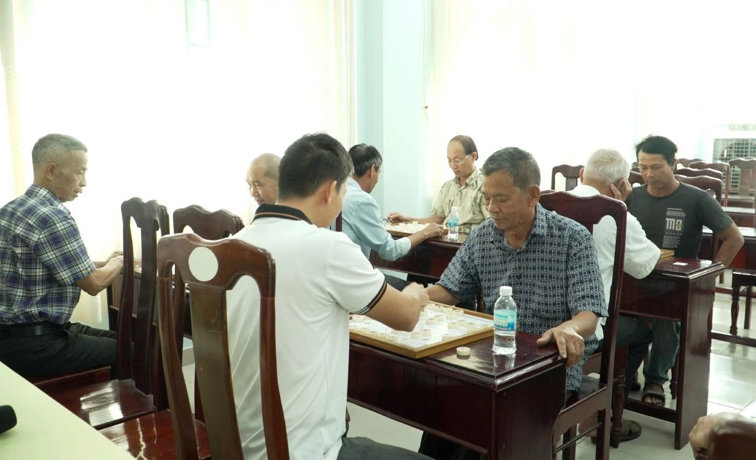 Các kỳ thủ tham gia thi đấu.