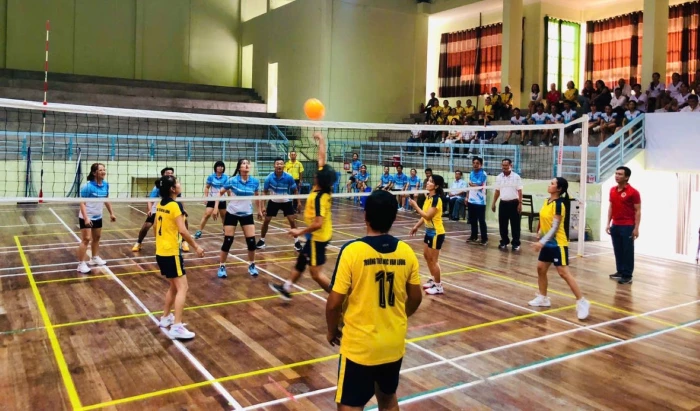 Xã Vạn Ninh khai mạc Giải bóng chuyền hơi ngành Giáo dục lần thứ I