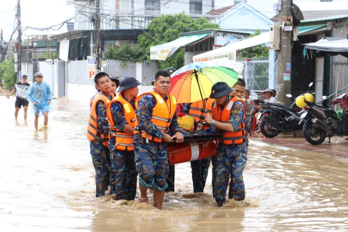 Hơn 200 cán bộ, chiến sĩ Lữ đoàn 101 giúp nhân dân khắc phục hậu quả lũ lụt